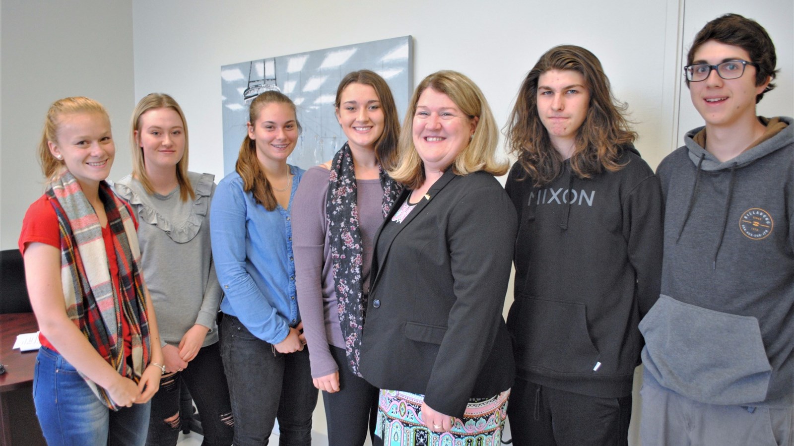Les lauréats des bourses totalisant 42 000 $, en compagnie de la directrice des études du Cégep Beauce-Appalaches, Lison Chabot. De gauche à droite : Frédérike Labrecque, Catherine Lacroix, Camille Marcotte-Leblanc, Laurie Duguay, Raphaël Fortin et Louis-Charles Tellier. Absents : Jérémie Demers, Louis-Philippe Marcoux et Louis-Félix St-Hilaire.
