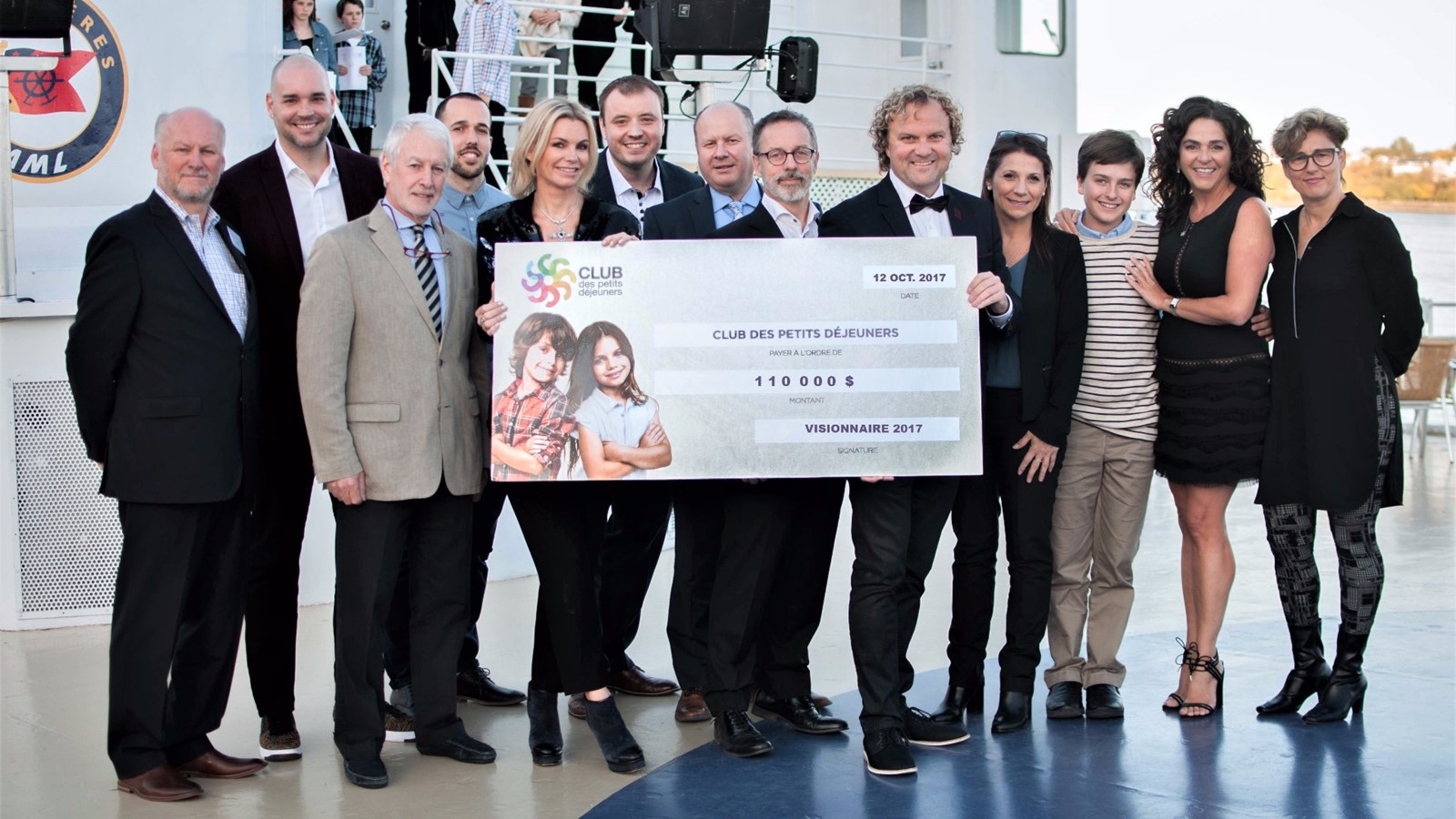 De gauche à droite : Denis Ruel (RBC Dominion Valeurs mobilières, CPA, CA, gestionnaire de portefeuille), Nicolas Duvernois (président et fondateur, PUR Vodka, président d’honneur Visionnaire 2017), Yves Hamel (AML), Anthony Vendrame (président et fondateur, Poches et fils), Caroline Néron (présidente, Caroline Néron Inc.), Stéphane Garneau (président, Micro Logic), Jean Leclerc (président, Laura Secord), Serge Beauchemin (fondateur 3-Soft et dragon), Daniel Germain (président et fondateur, Club des petits déjeuners), Nathalie Daigneault (directrice senior comptes majeurs, ADP), William Marcotte-Dugré (fils d'Anne Marcotte), Anne Marcotte (présidente, Vivemtia, présidente d’honneur Visionnaire 2017) et Évelyne Canapé (vice-présidente, Énergie Cardio).