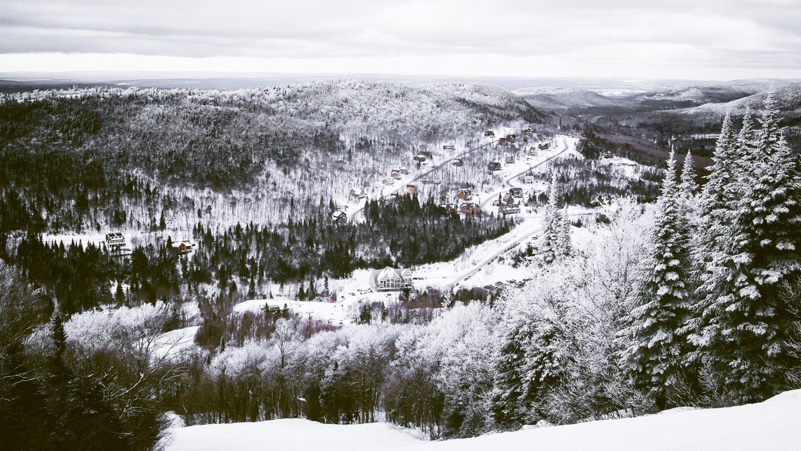 Toute l'équipe du Massif du Sud s'active à préparer au mieux la station pour l'hiver