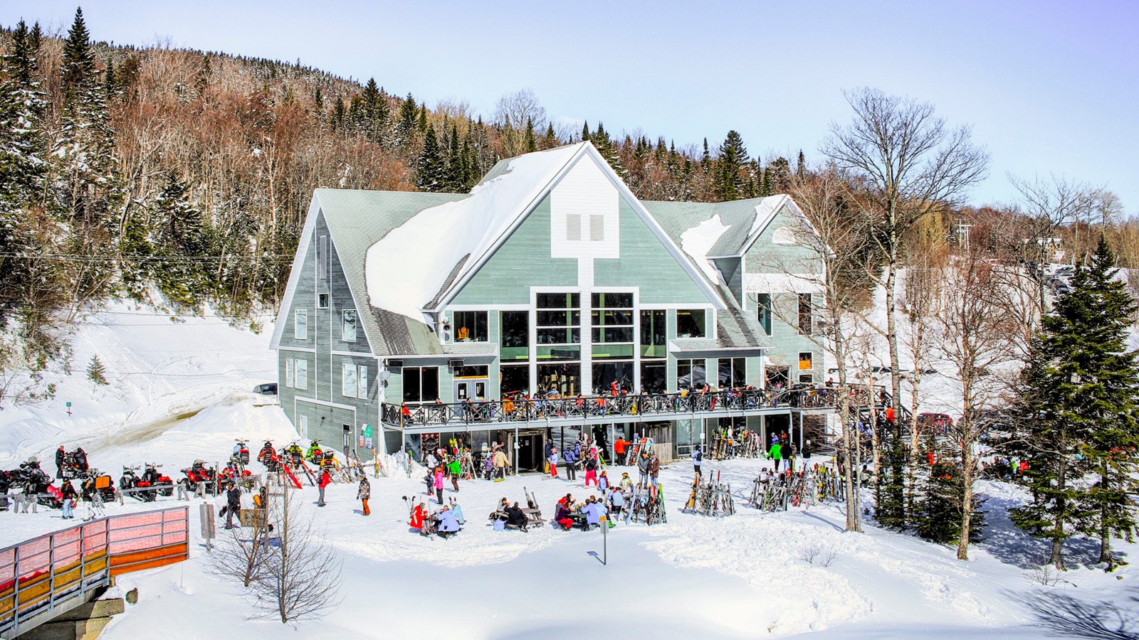 Toute l'équipe du Massif du Sud s'active à préparer au mieux la station pour l'hiver