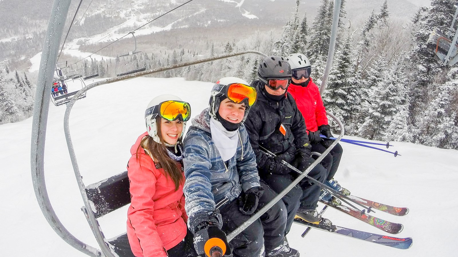Toute l'équipe du Massif du Sud s'active à préparer au mieux la station pour l'hiver