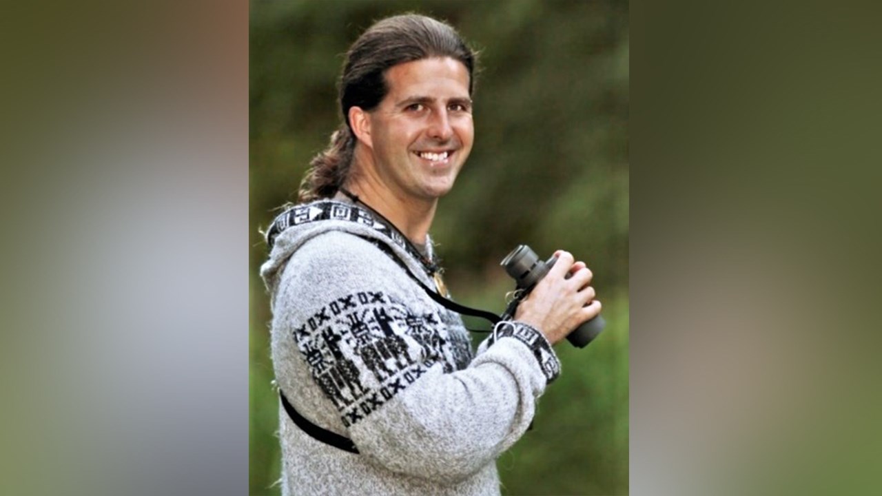 Le conférencier Serge Beaudette, professionnel en ornithologie, se consacre à temps plein à sensibiliser les gens à la nature, son respect et sa compréhension.