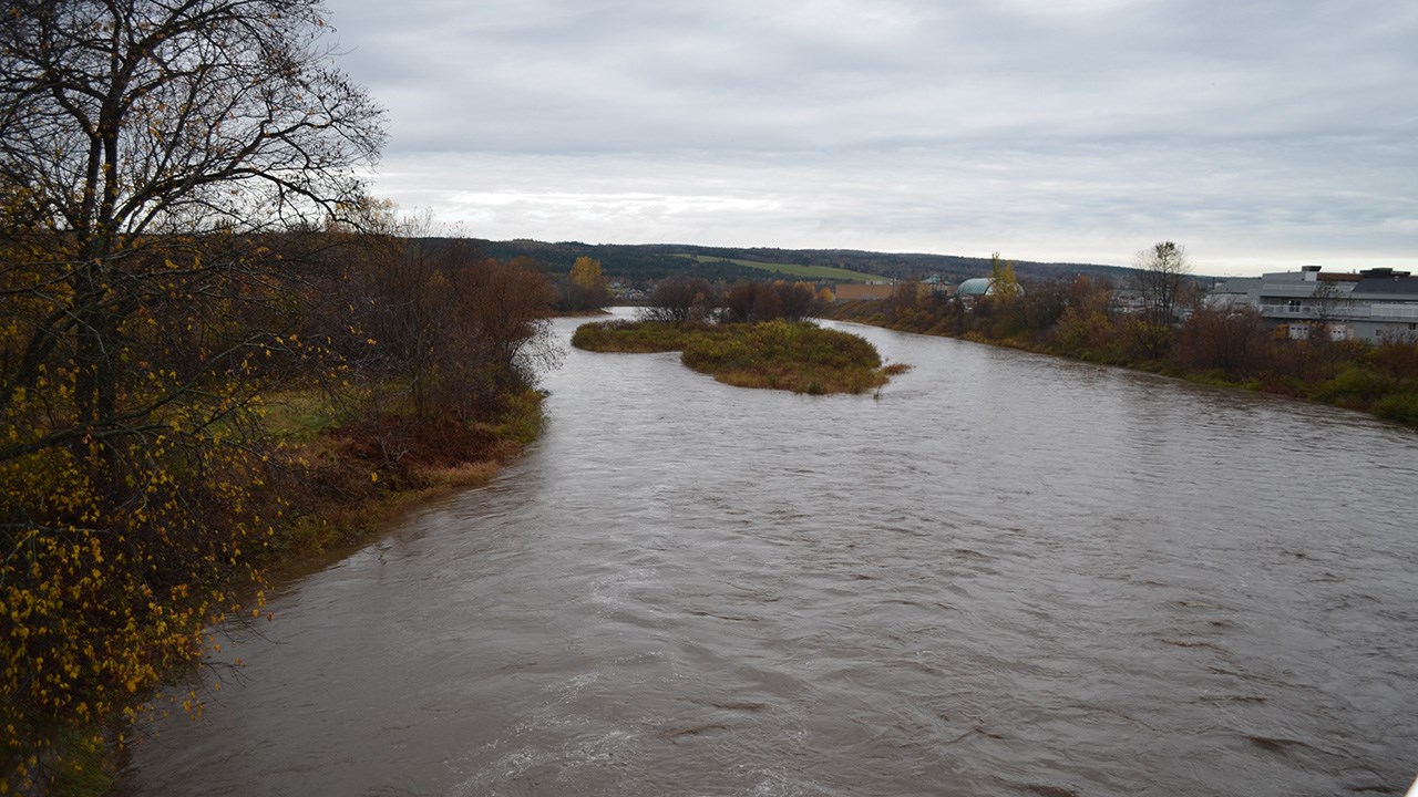 Le débit d'eau de la rivière Famine est sous surveillance