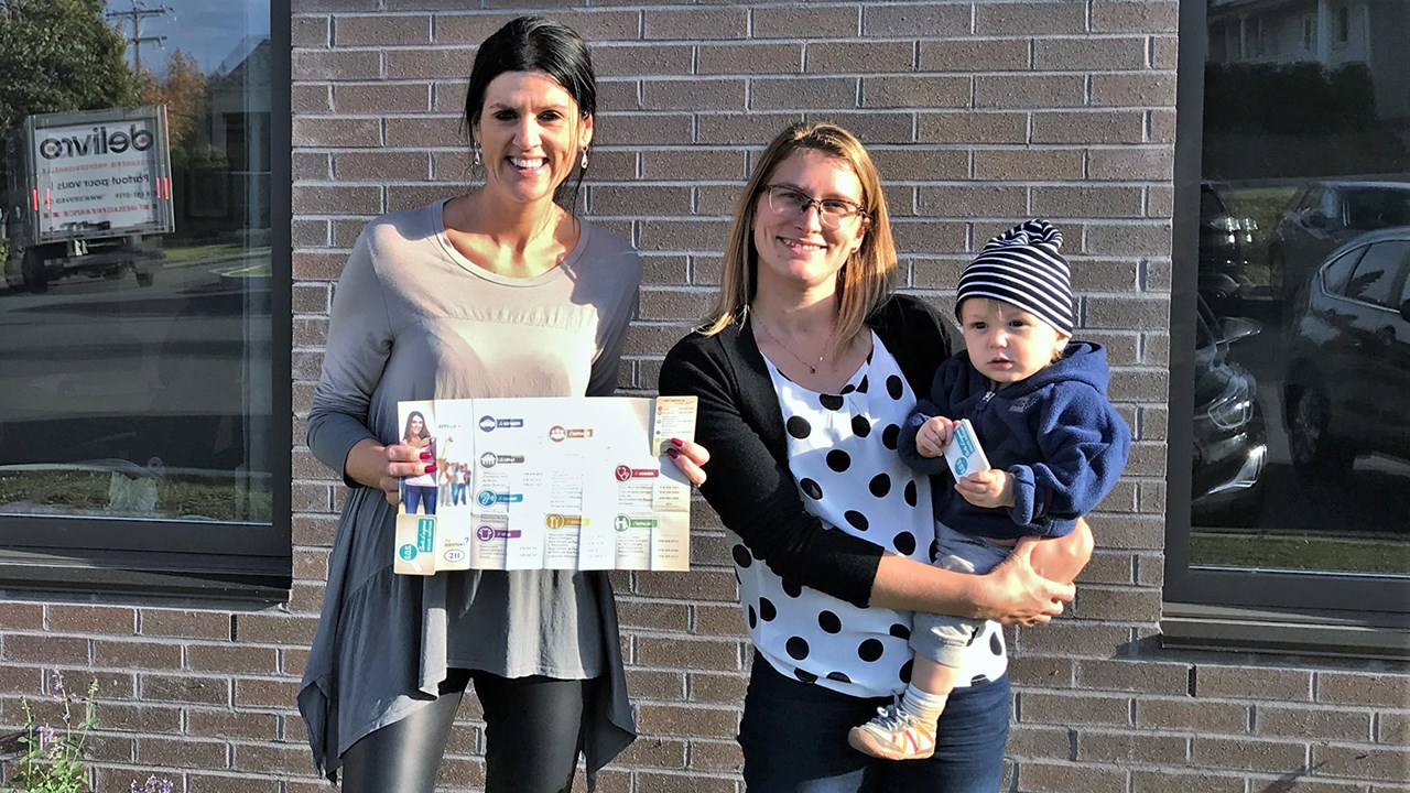 Annick Veilleux, directrice générale du Centre de la petite enfance (CPE) La Fourmille de Saint-Georges, accompagnée d'une mère et de son enfant qui fréquente ce CPE.