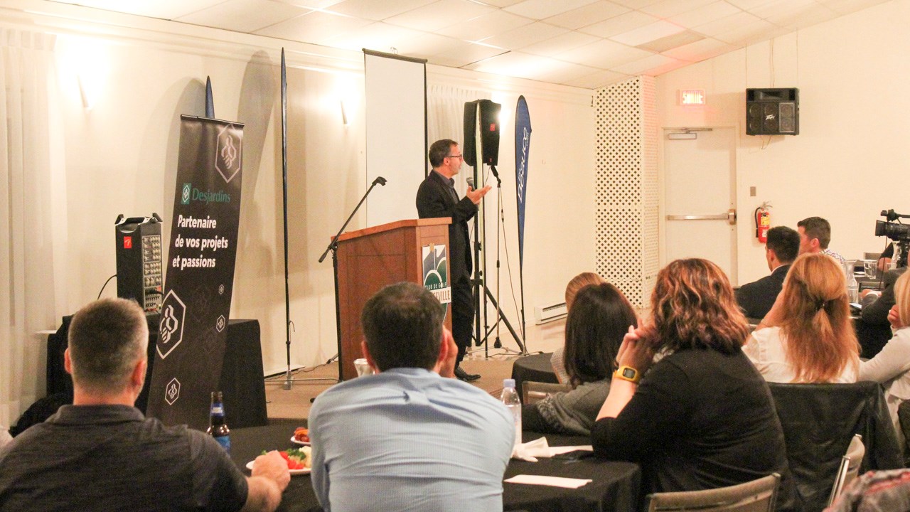 Le dragon Serge Beauchemin était présent à Beauceville pour parler de leadership