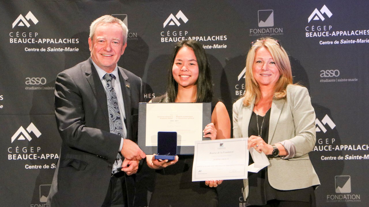Justine Drouin, récipiendaire de la médaille académique du gouverneur-général, entourée de Mario Landry, directeur général du Cégep, et de Dany Laplante, d'Aliments Breton. 
