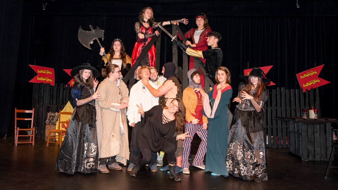 Des finissants du Cégep rendent un hommage satirique à Shakespeare 