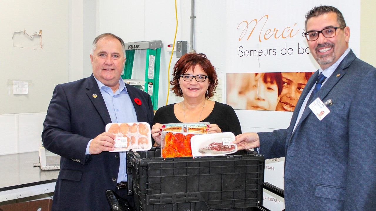 De gauche à droite, le député de Beauce-Sud, Paul Busque, Nicole Jacques, directrice générale de Moisson Beauce et Daniel Paré, président-directeur général du CISSS-CA. 