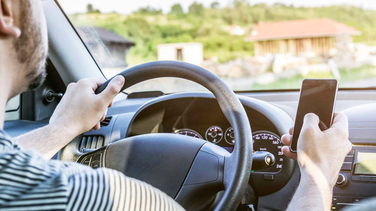 SÉCURITÉ ROUTIÈRE | Vers une criminalisation de l'usage du cellulaire au volant ?