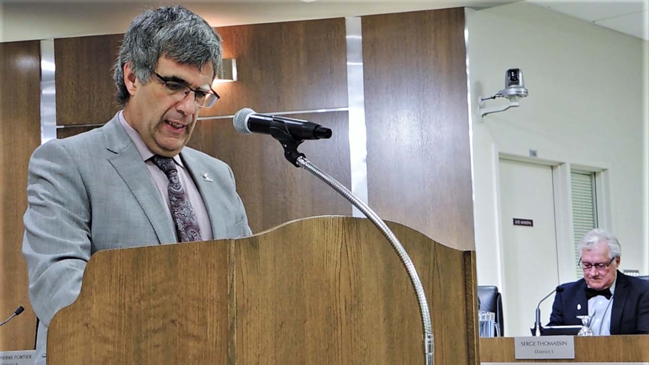 Le directeur général adjoint et greffier à la Ville de Saint-Georges, Jean McCollough, en compagnie du conseiller du district 1, Serge Thomassin, lors de l'assermentation des conseillers à la première séance du conseil municipal de Saint-Georges après les élections 2017.