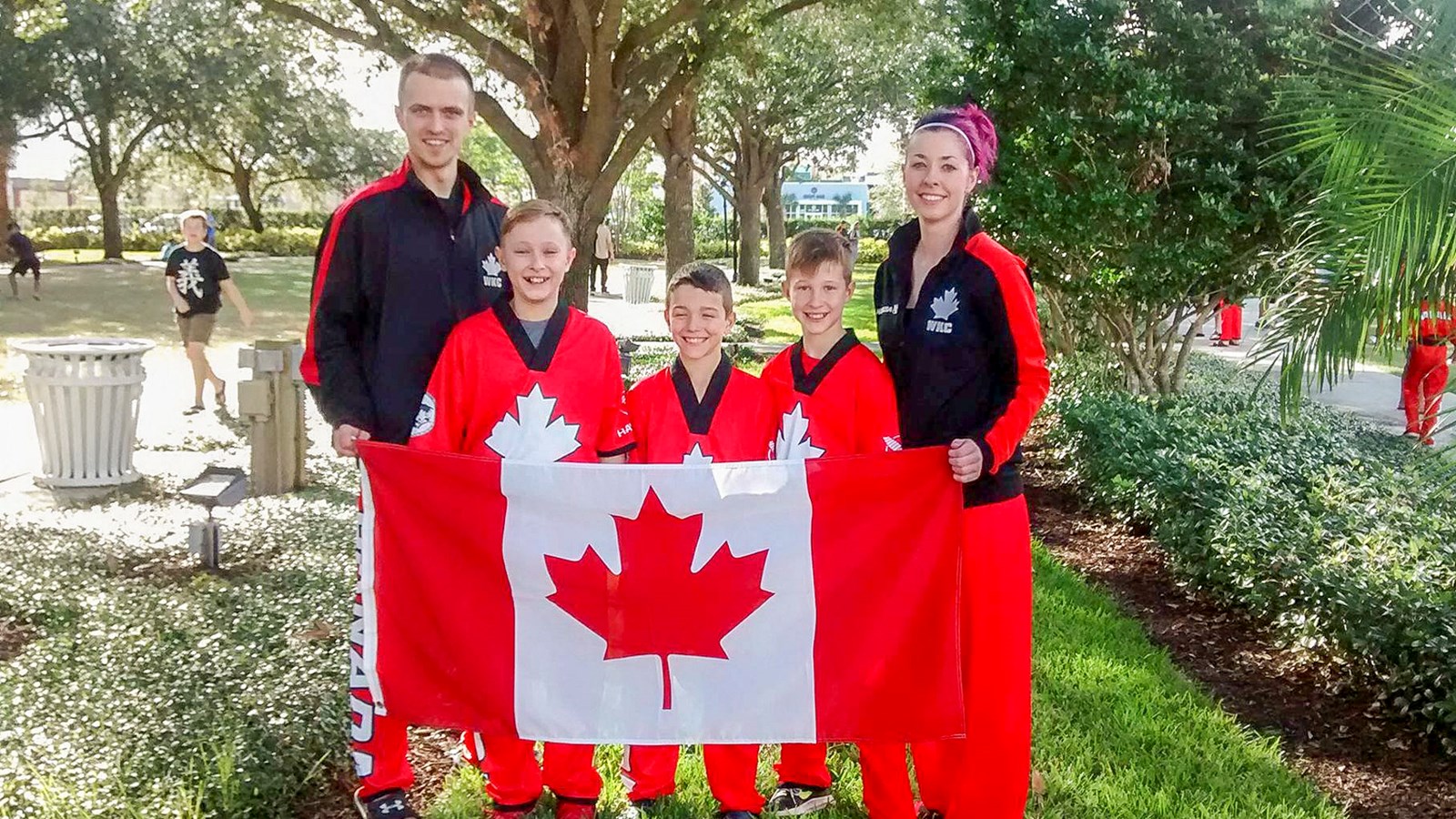 Les deux athlètes étaient accompagnés de trois jeunes qui participaient à leur première compétition. 