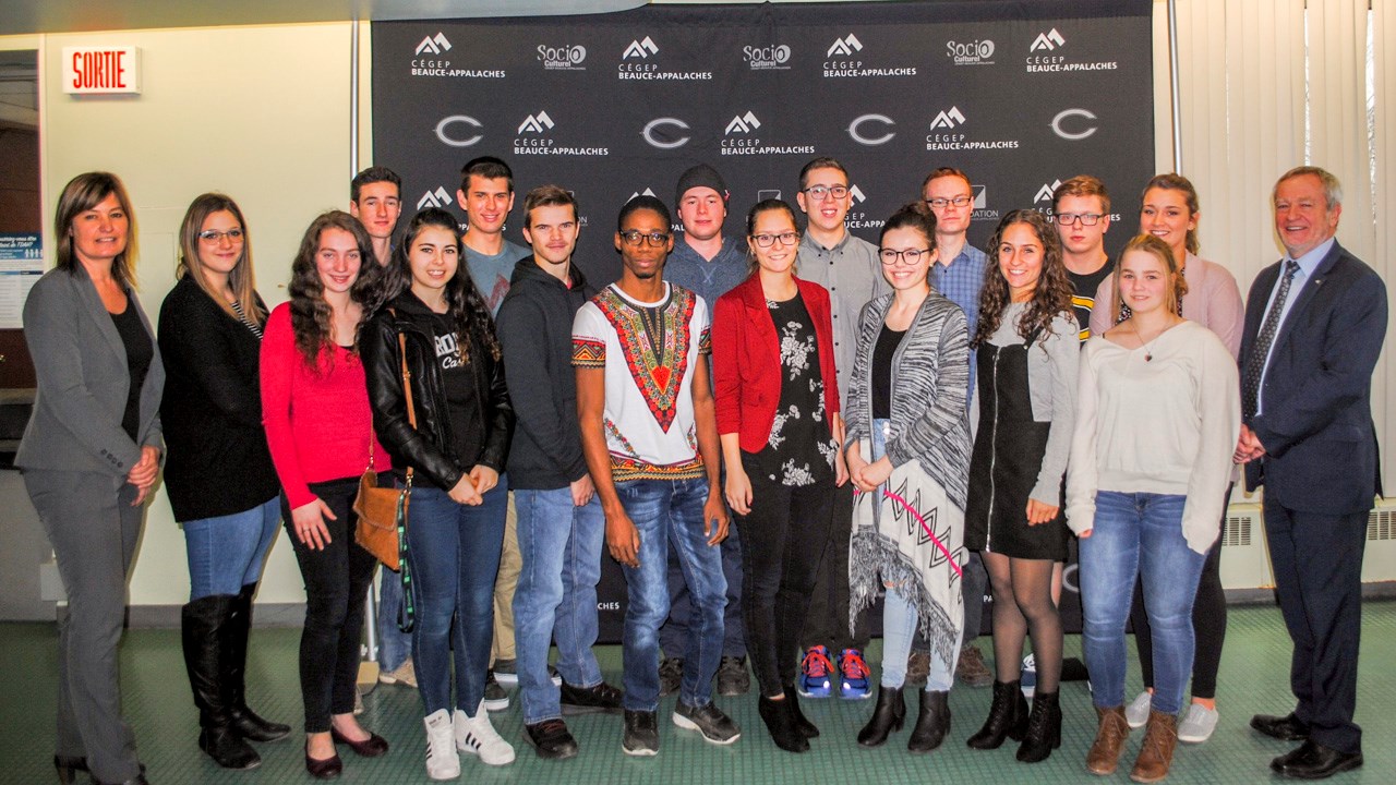 Les lauréats du centre d'études de Saint-Georges du Cégep Beauce-Appalaches, en compagnie du directeur général Mario Landry et de la directrice de la Fondation Isabelle Déchêne.