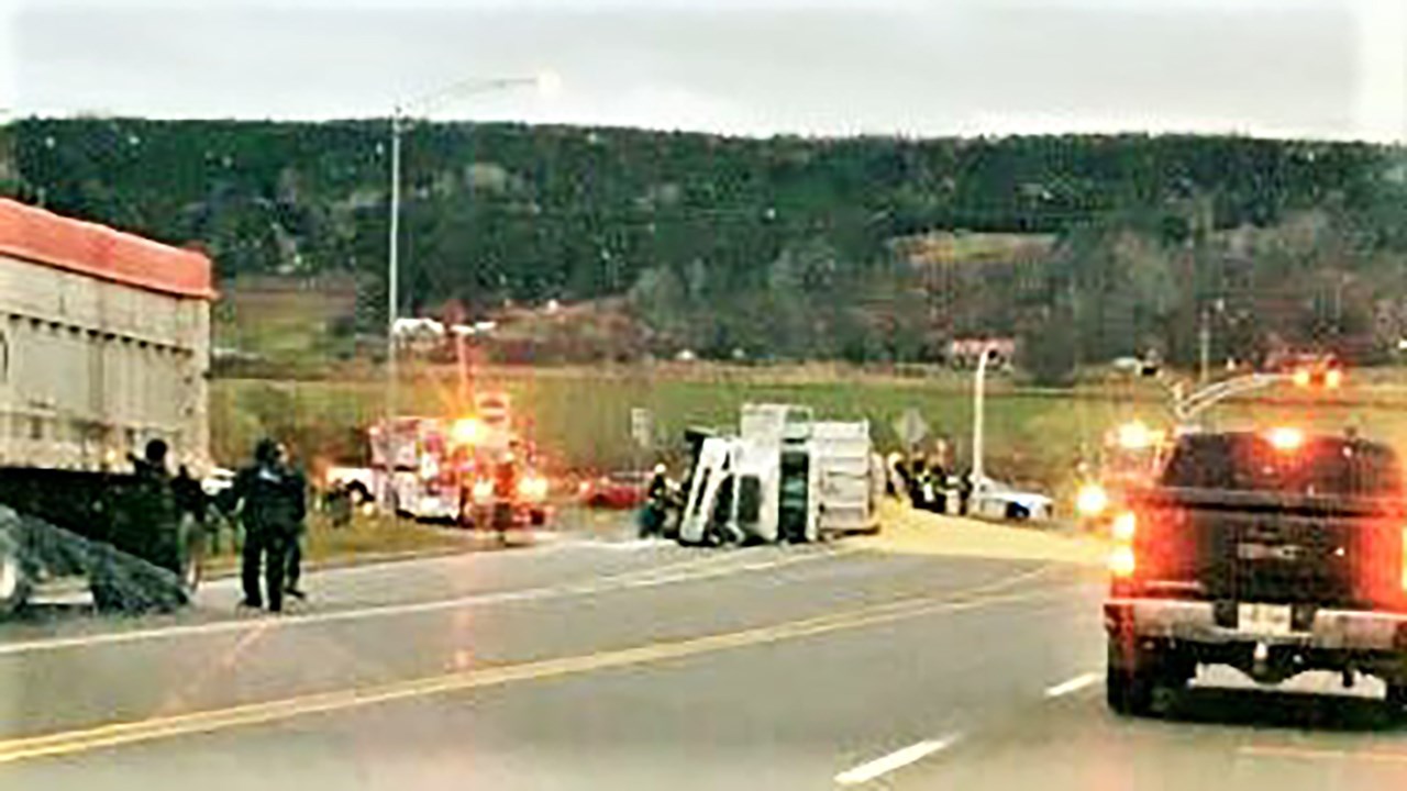 Un camion transportant du grain s'est renversé à l'intersection de la route 173 et de la route du Golf à Beauceville lors du dimanche 19 novembre 2017.