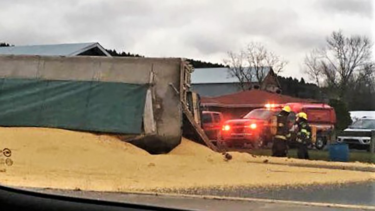 Un camion transportant du grain s'est renversé à l'intersection de la route 173 et de la route du Golf à Beauceville lors du dimanche 19 novembre 2017.