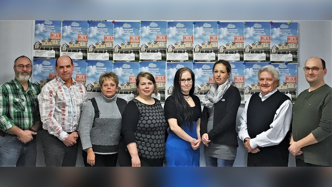 Les membres du comité du programme Rénovation Québec. De gauche à droite : Robert Blanchette, inspecteur en bâtiment et en environnement 
à Lambton, Gilles Racine et Monique Tardif, membres du comité consultatif en urbanisme, Nathalie Bélanger, membre du comité Vitalité, Vicky Fillion, agente administrative à Lambton, Annie Bellegarde présidente du comité Vitalité, Michel Lamontagne, membre du comité consultatif en urbanisme et Steeve Fortier, membre du comité Vitalité.  