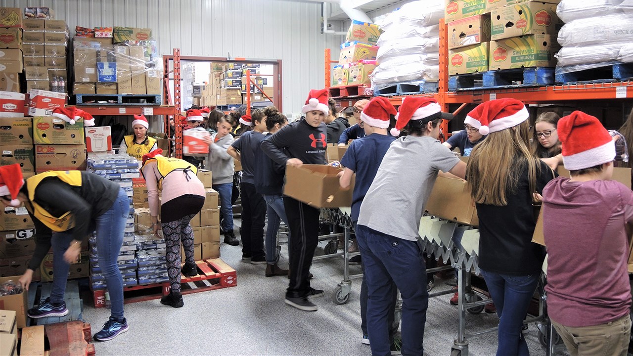 Ce sont 130 bénévoles qui ont rempli un total de 2 350 paniers de Noël dans les locaux de l'organisme Moisson Beauce à Saint-Georges samedi le 25 novembre 2017.