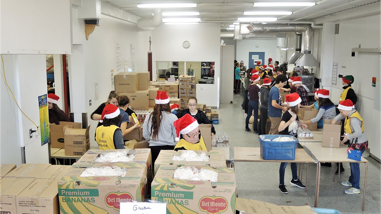 Ce sont 130 bénévoles qui ont rempli un total de 2 350 paniers de Noël dans les locaux de l'organisme Moisson Beauce à Saint-Georges samedi le 25 novembre 2017.