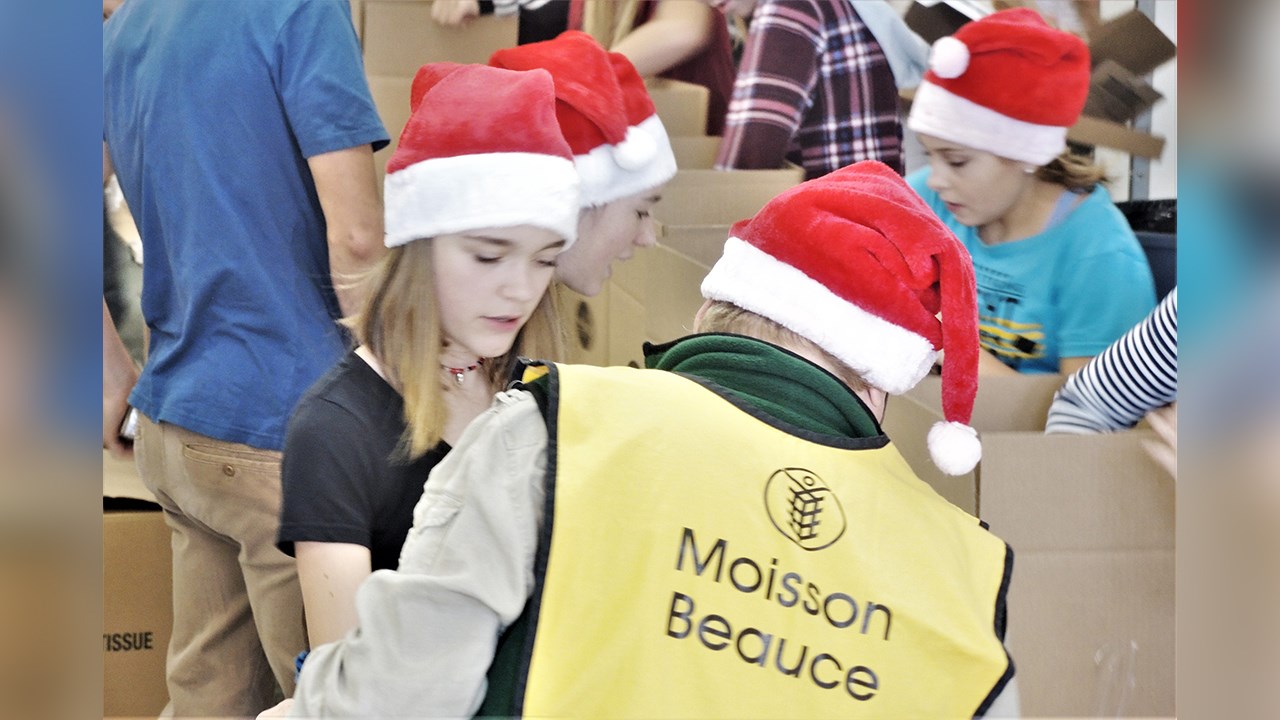 Ce sont 130 bénévoles qui ont rempli un total de 2 350 paniers de Noël dans les locaux de l'organisme Moisson Beauce à Saint-Georges samedi le 25 novembre 2017.