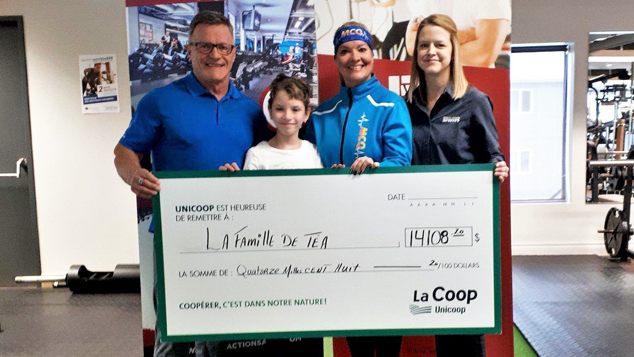 Arsène Lagrange, copropriétaire de Profil Action Santé, la jeune Téa Borden, bénéficiaire du montant de 14 000 $, Linda Duval, fondatrice de l'organisme Marcheurs et coureurs du Québec et organisatrice de la course des MCQ contre le cancer et Marsha Murrin, directrice de BMR La Coop Unicoop de Sainte-Marie.