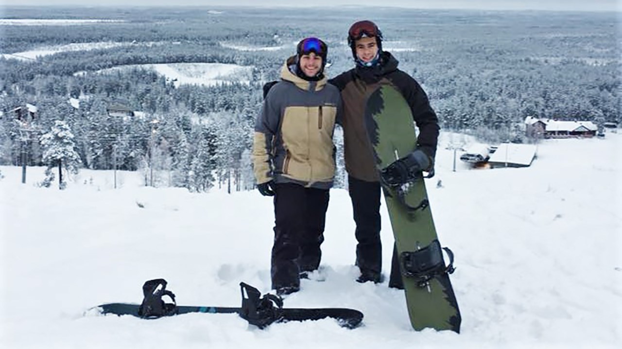 Éliot Grondin (à droite), athlète de Sainte-Marie en snowboard cross, accompagné de son cooéquipier de l’équipe Excellence snowboard, Danny Bourgeois (à gauche), qui s’est lui aussi qualifié pour le bloc B des épreuves de Coupe du monde en snowboard cross.