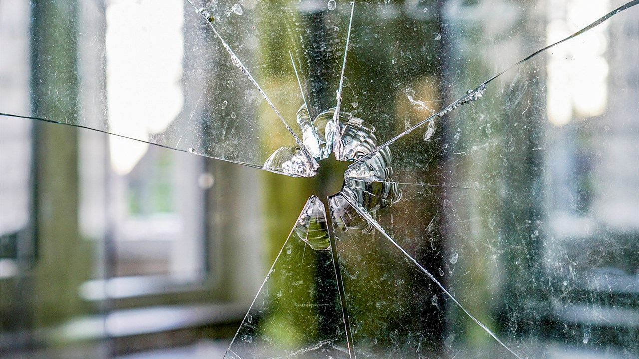 EN BREF | Une vitrine fracassée à La Guadeloupe par une carabine à plomb