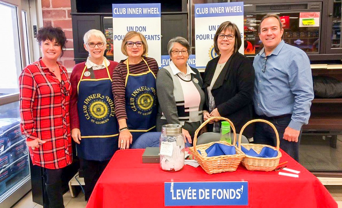 Sur la photo, de gauche à droite, Monique Vernier, Charlotte Lortie, Thilda Thabet, Madeleine Bégin, Denise Roy et Léopold Fontaine. 