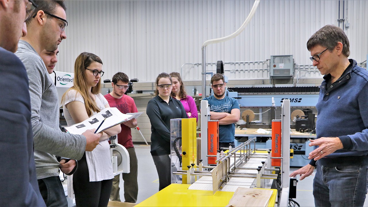 Des étudiants en génie industriel du Cégep Beauce-Appalaches travaillant au Centre d'innovations en mécanique industrielle Mecanium, à Saint-Georges, qui est l'une des sept entreprises partenaires de l’apprentissage en milieu de travail.