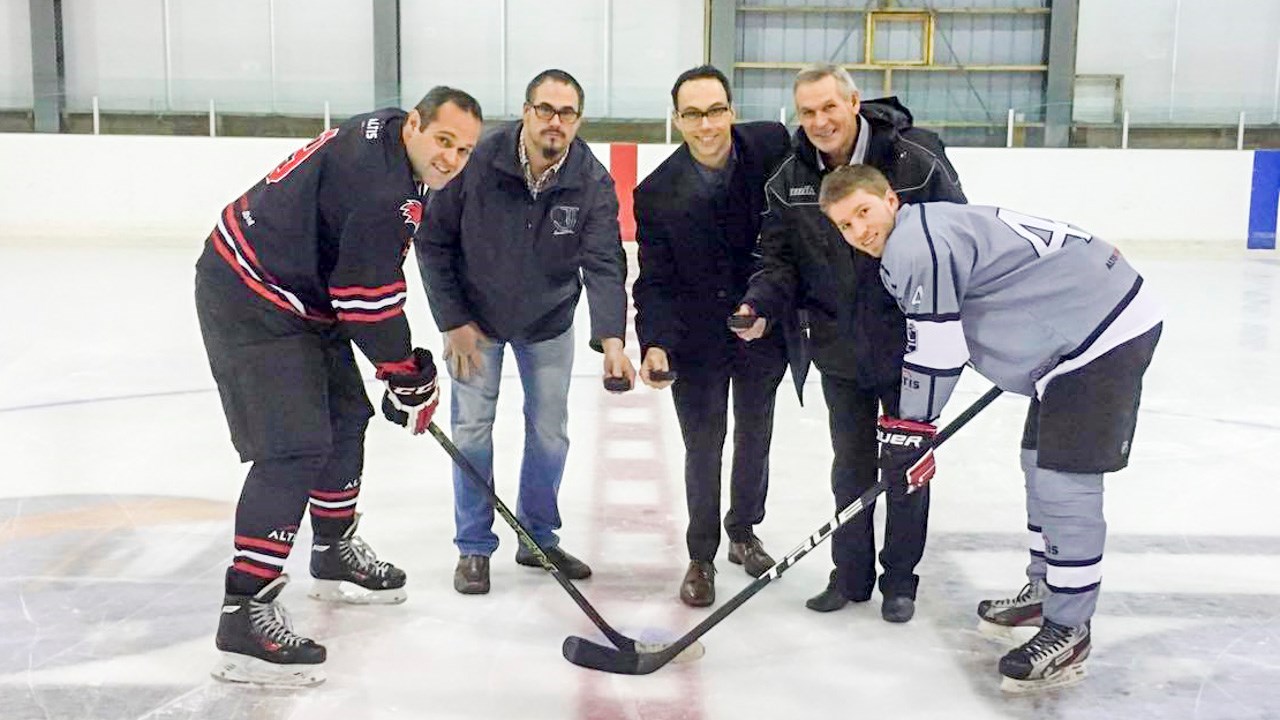 Les joueurs Jérôme Labbé et Brian Giguère entourent Frédéric Brousseau, président de l'OTJ, Martin Châteauneuf, directeur général de la Caisse Desjardins de Beauce-Centre et Alain St-Hilaire, maire suppléant de Saint-Odilon.