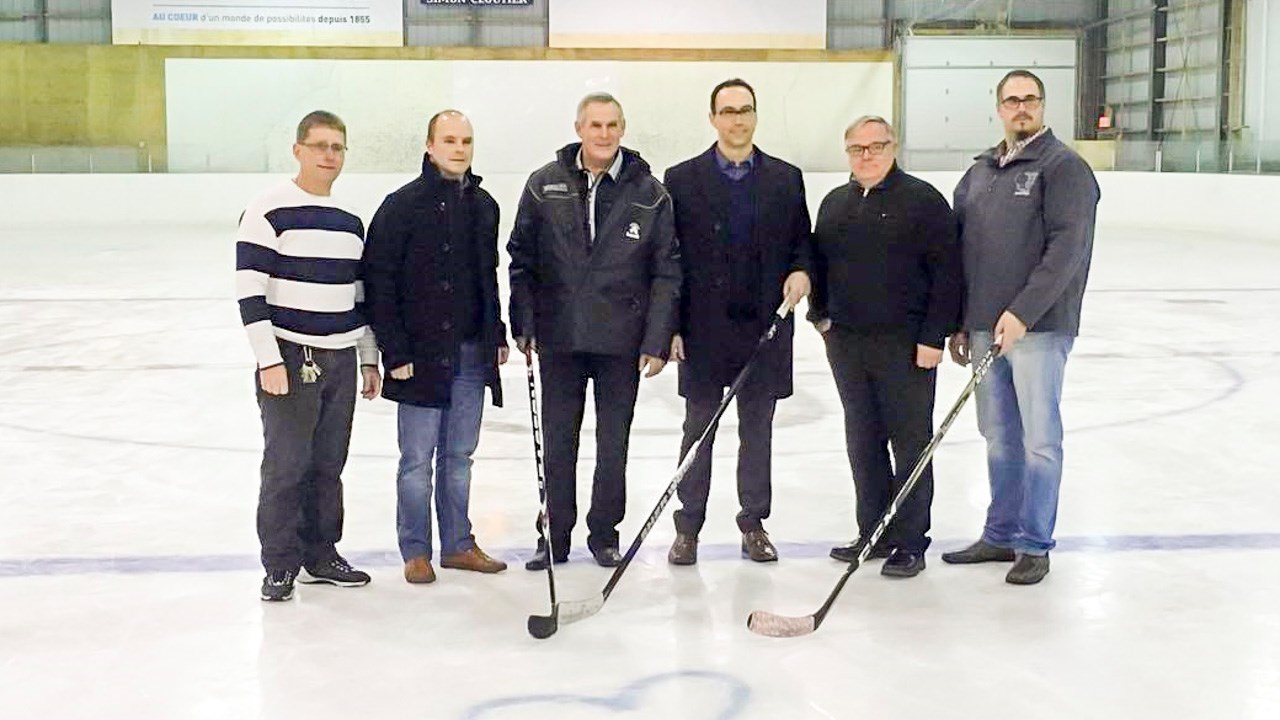 De gauche à droite, Denis Boily, directeur des loisirs, Ludovic Lessard, président du conseil d'administration de la Caisse Desjardins de Beauce-Centre, Alain St-Hilaire, maire suppléant, Martin Châteauneuf, directeur général de la Caisse Desjardins de Beauce-Centre, Luc Provençal, préfet de la MRC Robert-Cliche et Frédéric Brousseau, président de l'OTJ.