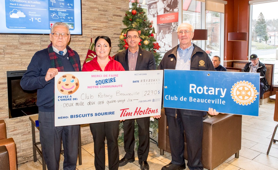 De gauche à droite, Denis Cloutier, responsable du programme au Rotary de Beauceville, Vicky Poulin, propriétaire du Tim Hortons de Beauceville, Daniel Boudreault, président du Club Rotary de Beauceville et Jean-Claude Bilodeau, secrétaire.