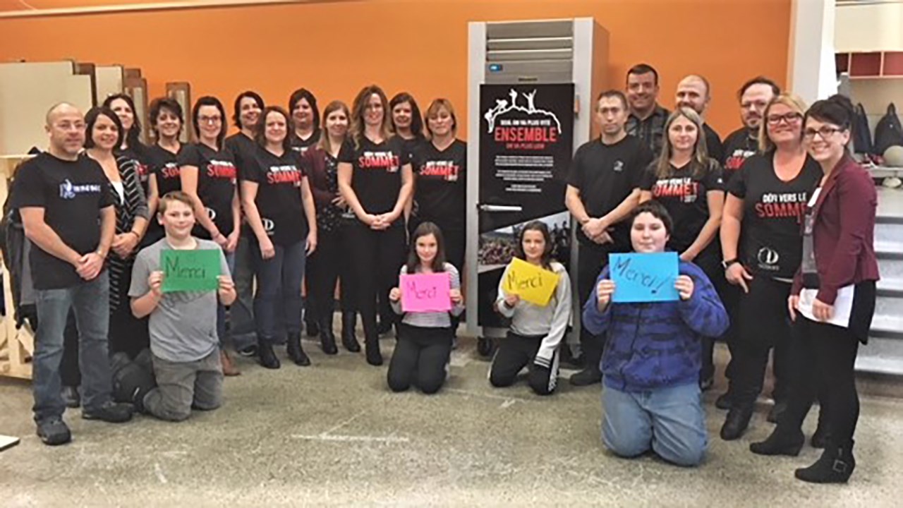 Une quinzaine d'employés de l'entreprise Métal Duquet de Saint-Côme-Linière, accompagnés de leur présidente Peggy Duquet, ont remis un réfrigérateur commercial à la Fondation de l'école Kennebec lors du vendredi 10 novembre 2017.