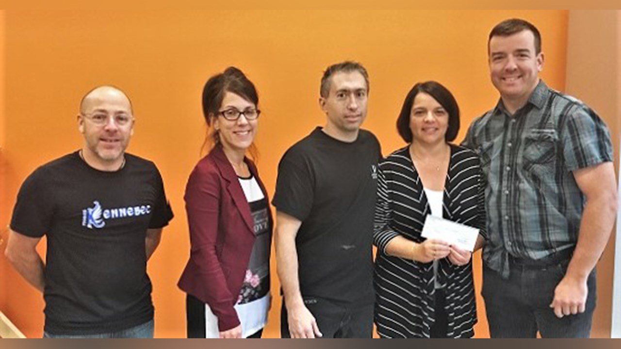 Les pompiers de Saint-Côme-Linière, en collaboration avec le Festival d’accélération de Saint-Côme, ont remis un chèque de 1 000 $ à la Fondation de l'école Kennebec lors du vendredi 10 novembre 2017.