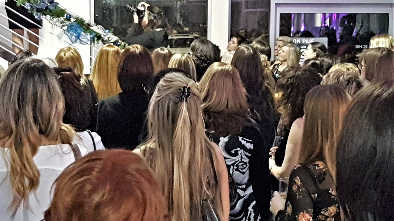Une partie des 170 femmes d'affaires à l'arrivée de Michèle Michaud, copropriétaire du concessionnaire automobile Cliche Auto Ford de Vallée-Jonction, lors du Rendez-vous glamour des femmes d'affaires du mercredi 6 décembre 2017.