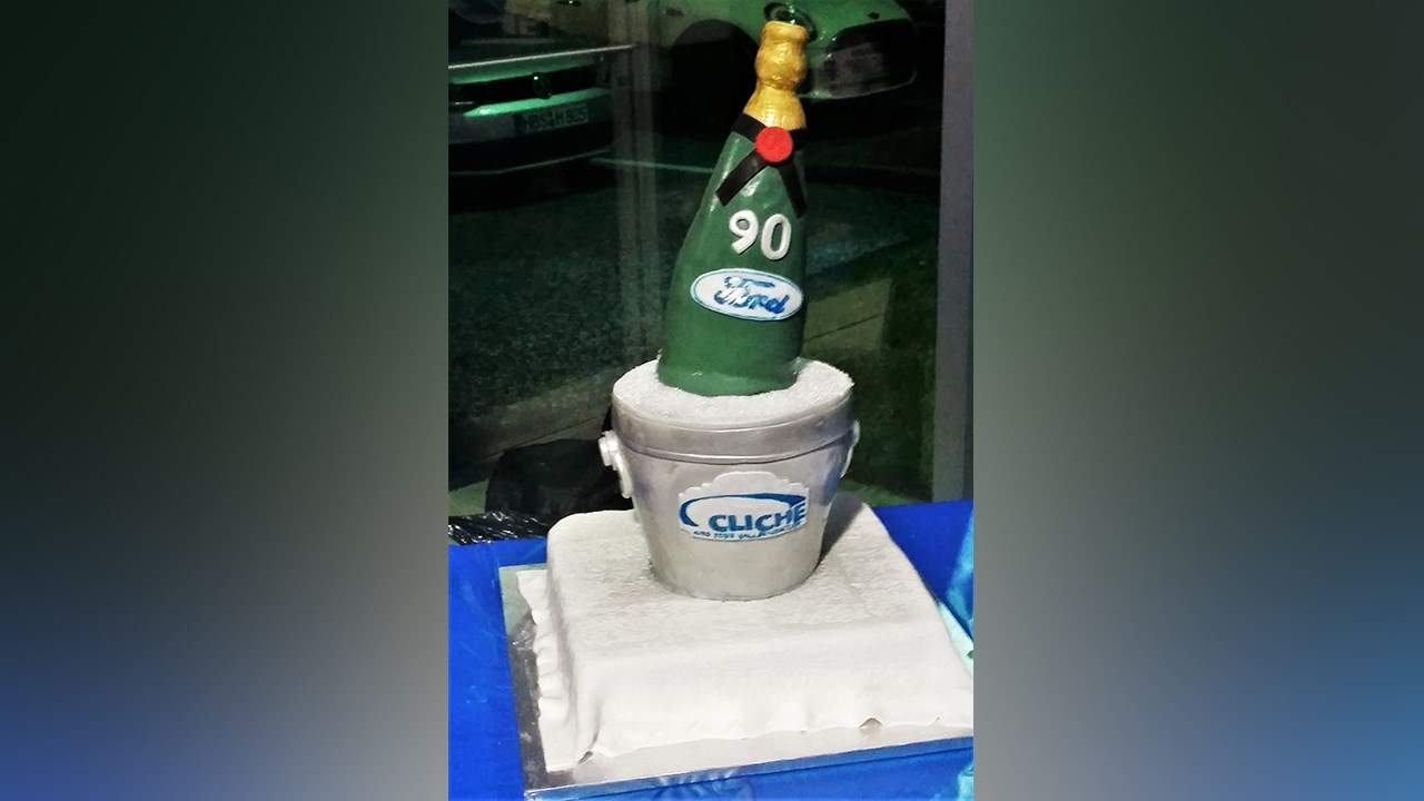 Le gâteau soulignant le 90e anniversaire du concessionnaire automobile Cliche Auto Ford de Vallée-Jonction.