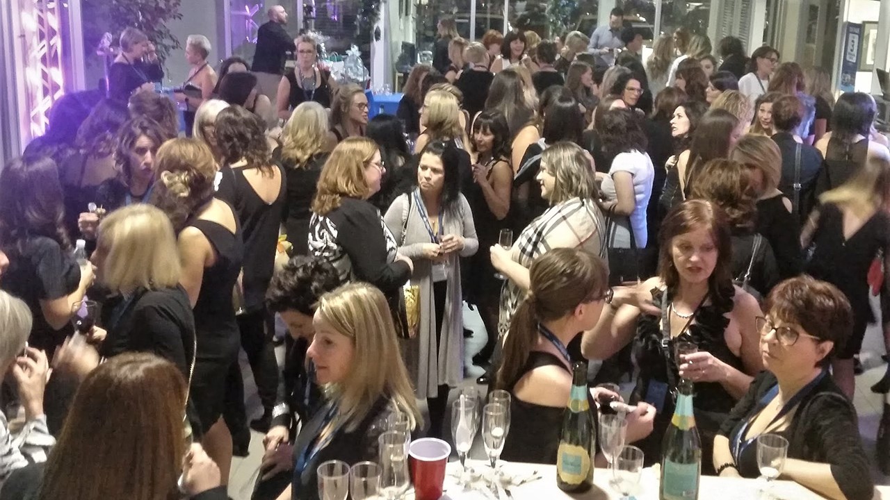 Un total de 170 femmes d'affaires étaient présentes au Rendez-vous glamour des femmes d'affaires organisé dans le cadre du 90e anniversaire du concessionnaire automobile Cliche Auto Ford de Vallée-Jonction, mercredi le 6 décembre 2017.