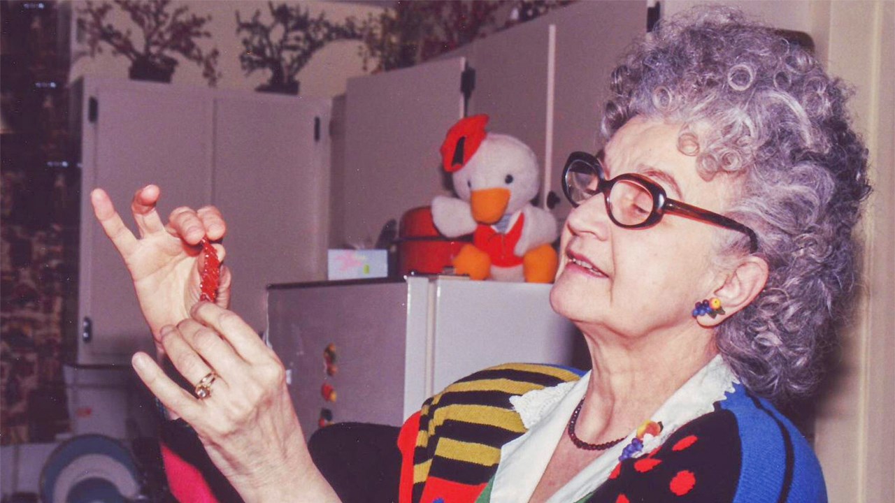 Ghislaine tient dans sa main une barrette à cheveux confectionnée avec un fil de fer à Auschwitz. 