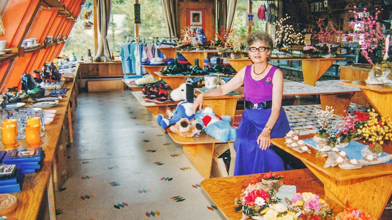 À Saint-Georges-de-Beauce, devenue Ghislaine Baillargeon, elle vendait le fruit de ses créations artisanales dans sa demeure au style suisse située face à l'auberge Benedict Arnold. 