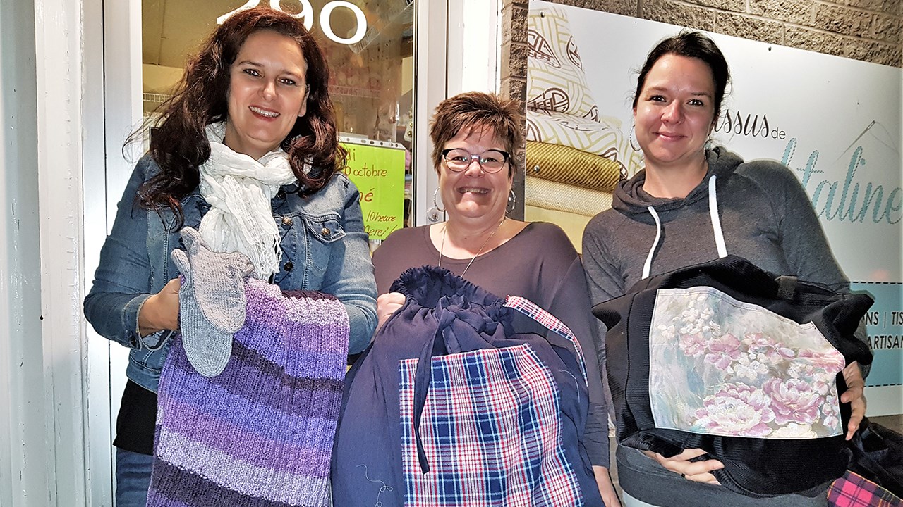 De gauche à droite : Anik Lachance, chef de service au programme jeunesse du bureau de Saint-Joseph, Nathalie Morissette, responsable du programme « Les petits cœurs au chaud » du Cercle de fermières de Sainte-Marie et Vicky Faucher, membre des fermières de Sainte-Marie.