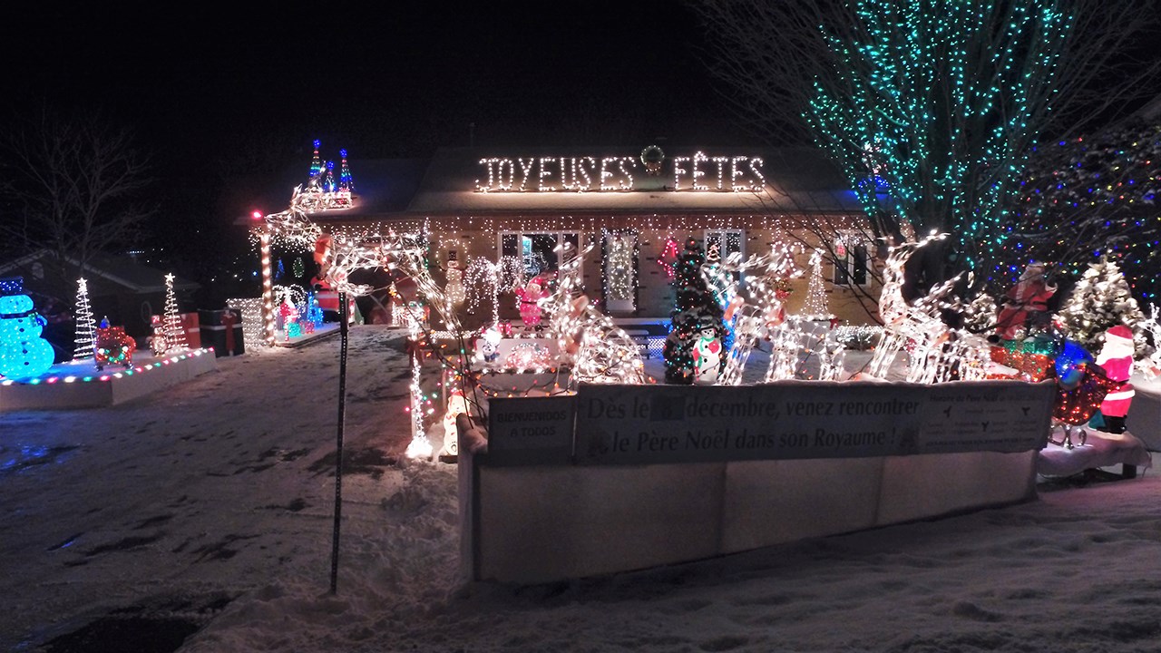 Dans cette capsule d'Hier à aujourd'hui avec Normand DeLessard, Normand présente des images des décorations de Noël 2017 de Jacques Philippeau, résident de Saint-Georges.