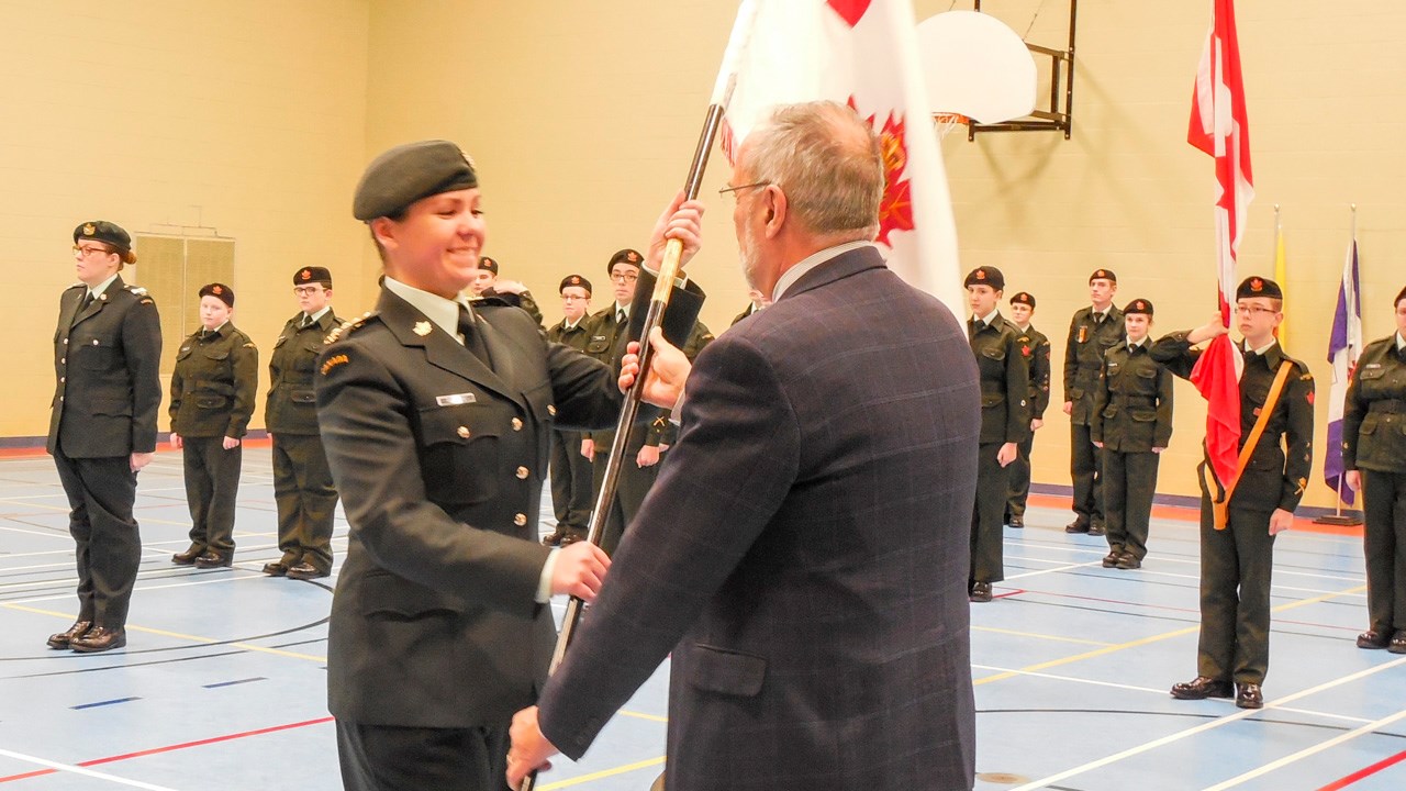 Le maire de Saint-Georges, Claude Morin, a remis le drapeau du Corps de cadets 2625 au capitaine Jessica Simoneau.