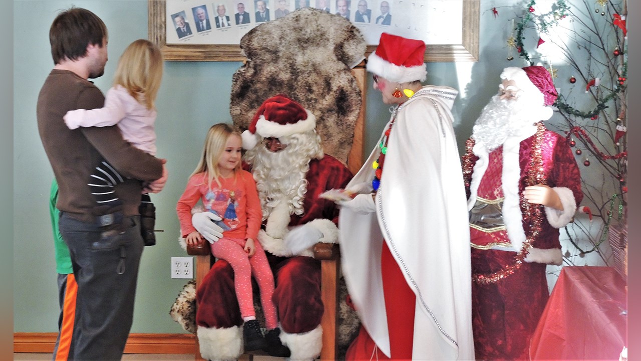 Certains rencontraient le père Noël et la mère Noël en famille dimanche le 17 décembre 2017.