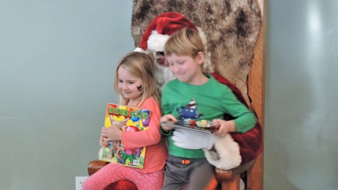 Les enfants de Beauceville se sont adonnés à plusieurs séances photo alors qu'ils se trouvaient avec le père Noël. Leurs parents et les gens qui les accompagnaient voulaient garder un souvenir de ce moment.