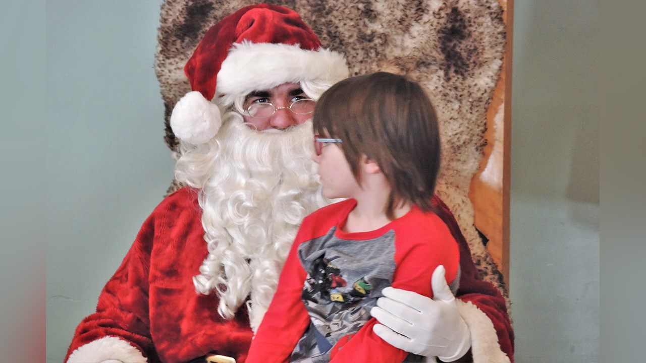 Le père Noël a rencontré tous les enfants qui étaient à la salle des Chevaliers de Colomb de Beauceville lors du dimanche 17 décembre 2017.