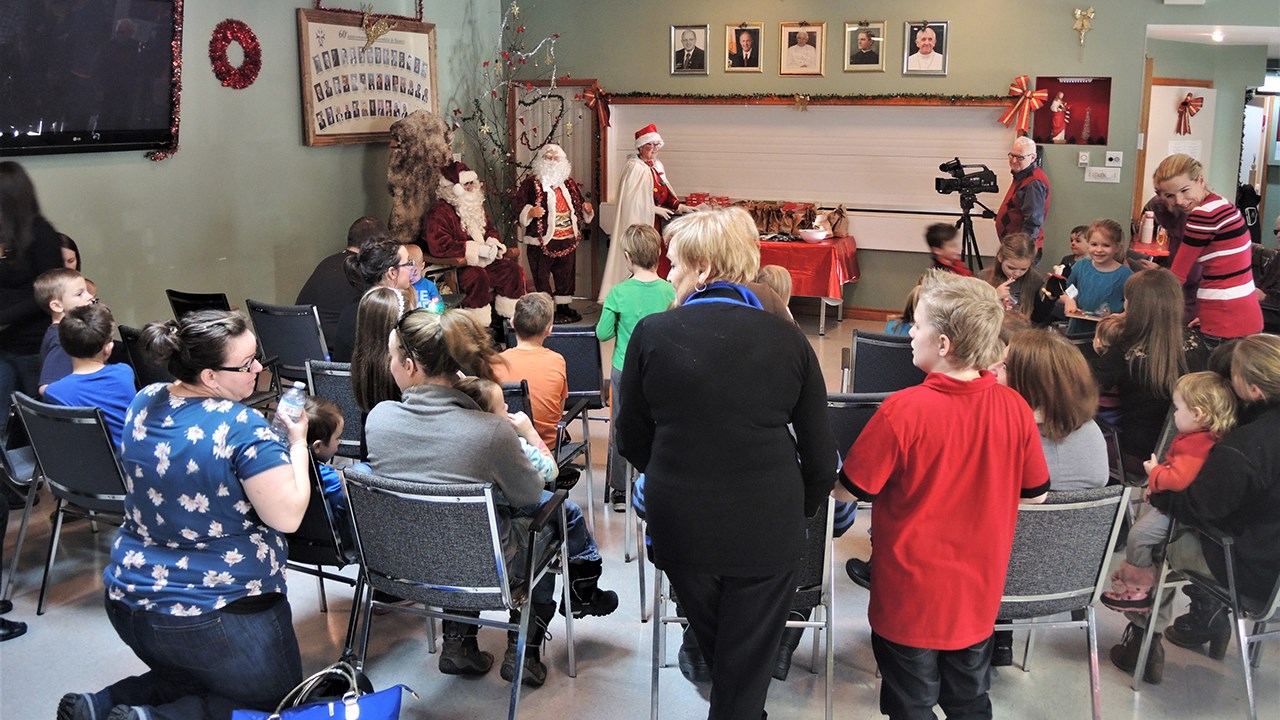 Plus d'une trentaine de personnes étaient sur place lors de l'arrivée du père Noël à la salle des Chevaliers de Colomb de Beauceville lors du dimanche 17 décembre 2017, vers 14 h.