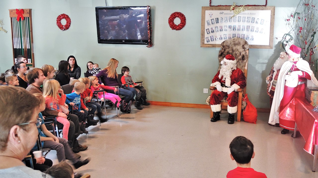 Le père Noël et la mère Noël étaient ravis de rencontrer les enfants à Beauceville et de donner des cadeaux à chacun d'eux dimanche le 17 décembre 2017.