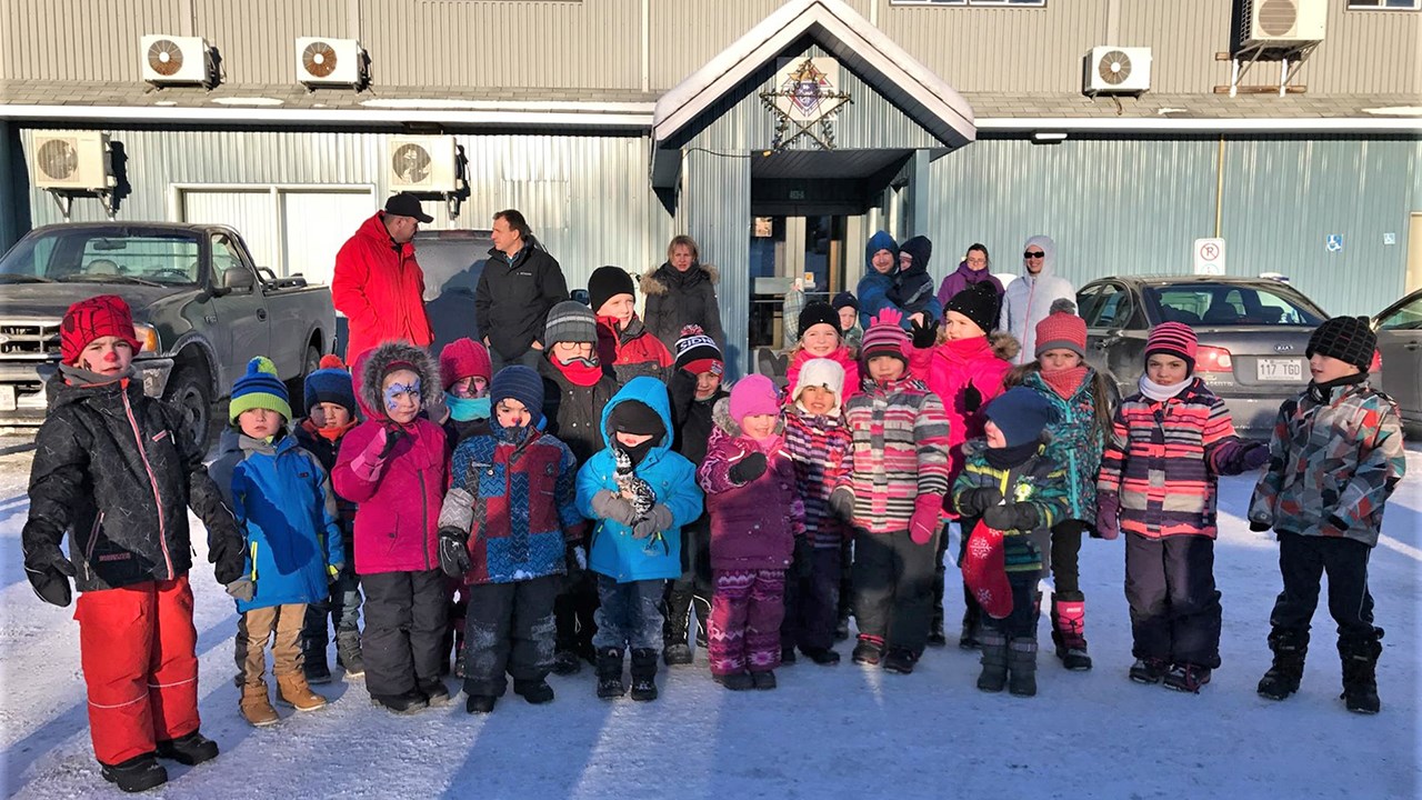 Les enfants ont participé à une chasse aux lutins à l'extérieur de la salle des Chevaliers de Colomb de Beauceville vers 14 h 30 lors du dimanche 17 décembre 2017.