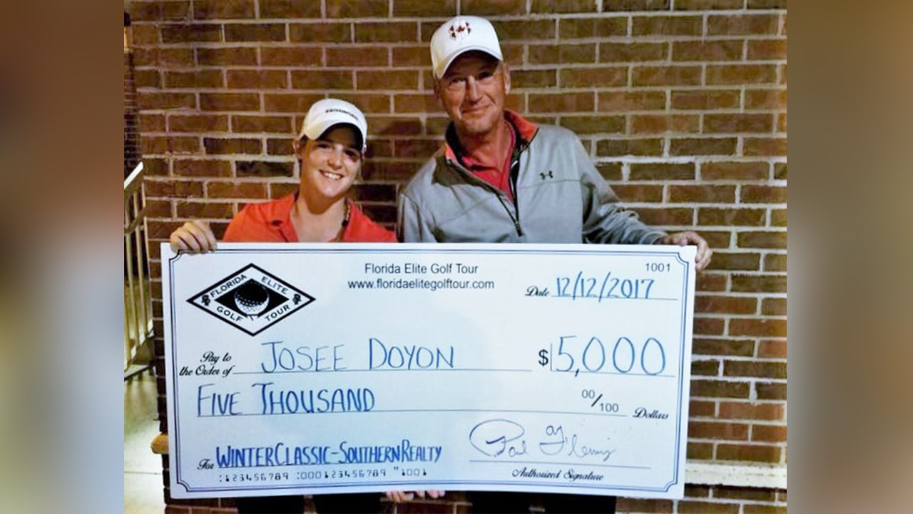 La golfeuse georgienne Josée Doyon, accompagnée de son entraîneur en Ohio, Mitch Blake.