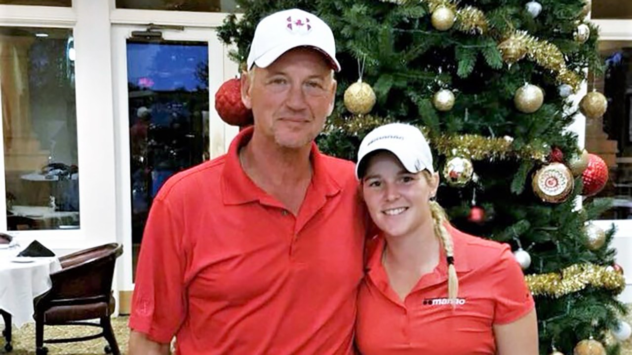 La golfeuse georgienne Josée Doyon, accompagnée de son entraîneur en Ohio, Mitch Blake.