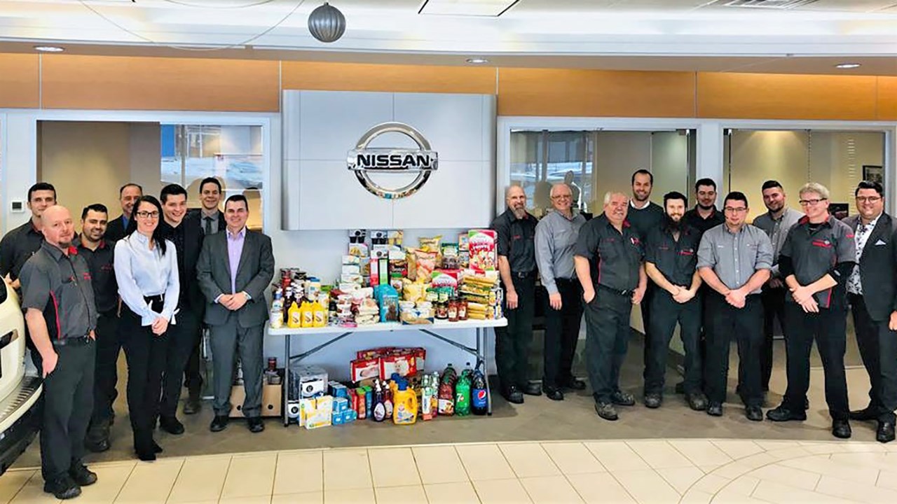 Les employés du concessionnaire automobile Saint-Georges Nissan ont remis l'équivalent de 680 $ en denrées à l'organisme Moisson Beauce.