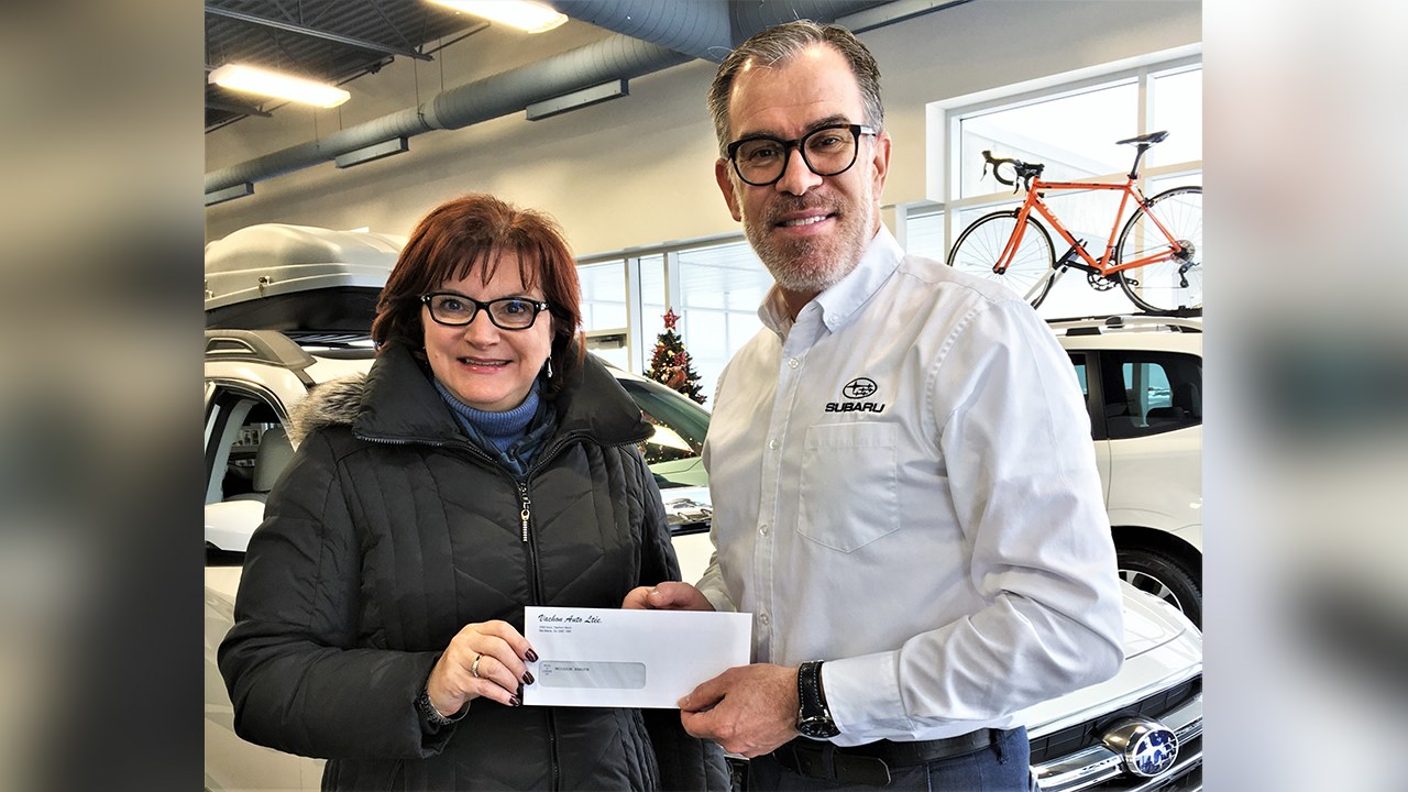 Nicole Jacques, directrice générale de Moisson Beauce, accompagnée de Marco Vachon, propriétaire de Vachon Subaru.